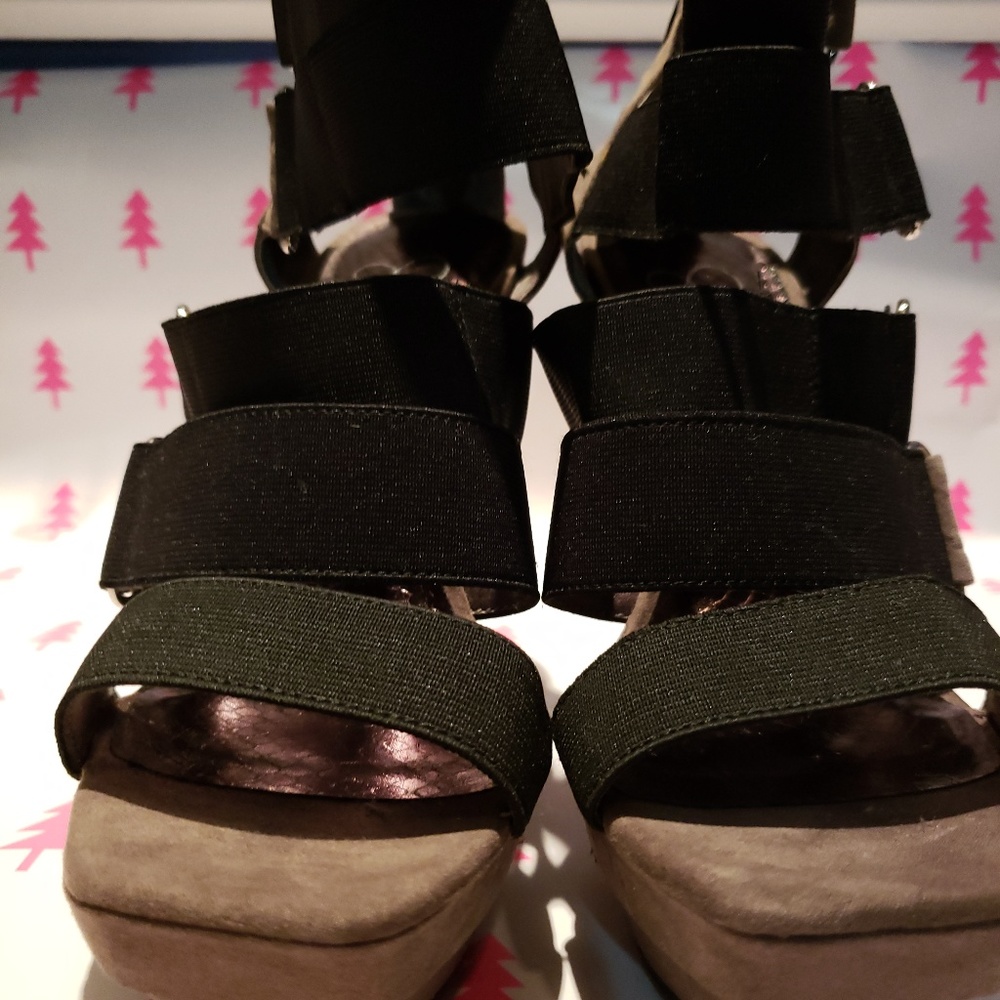 Jessica Simpson Green with black straps heel